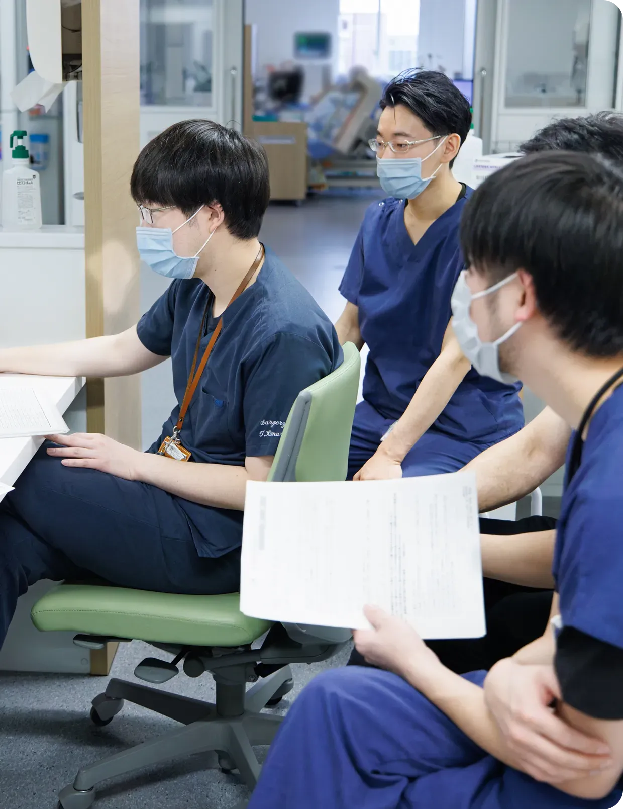 医師たちがミーティングを行なっている様子